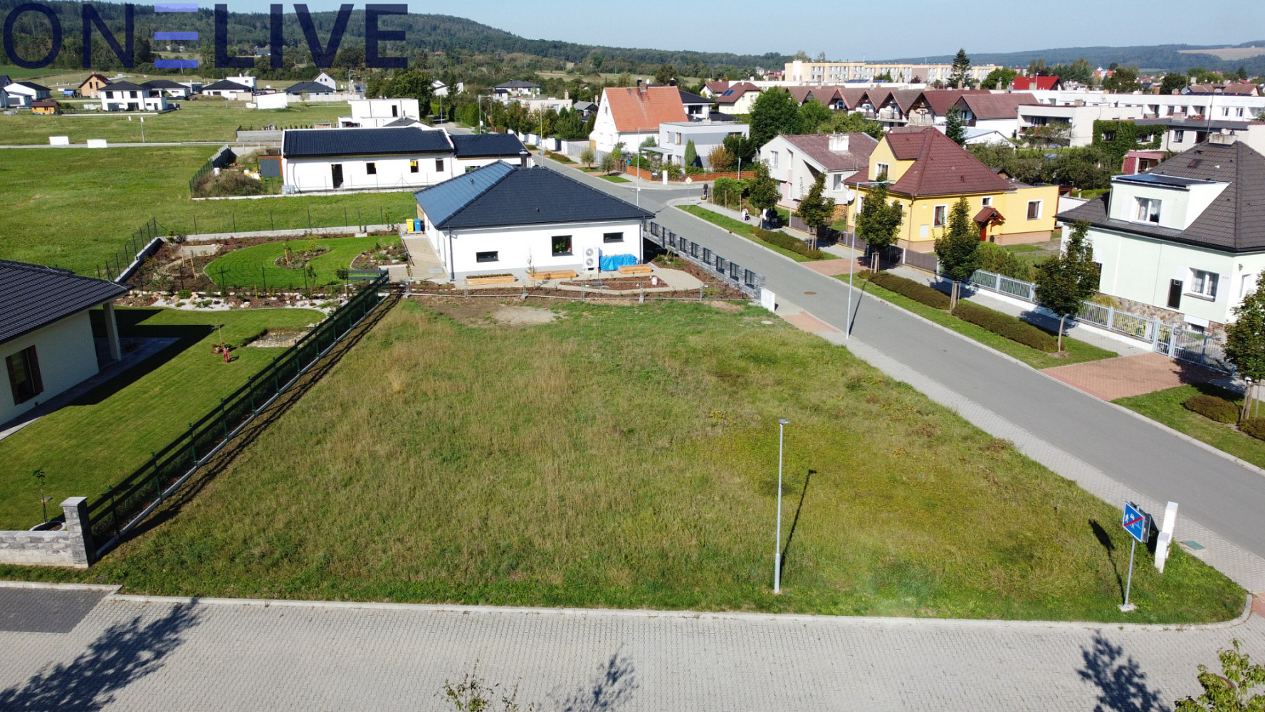 Prodej stavebního pozemku 877 m² – pohled 2