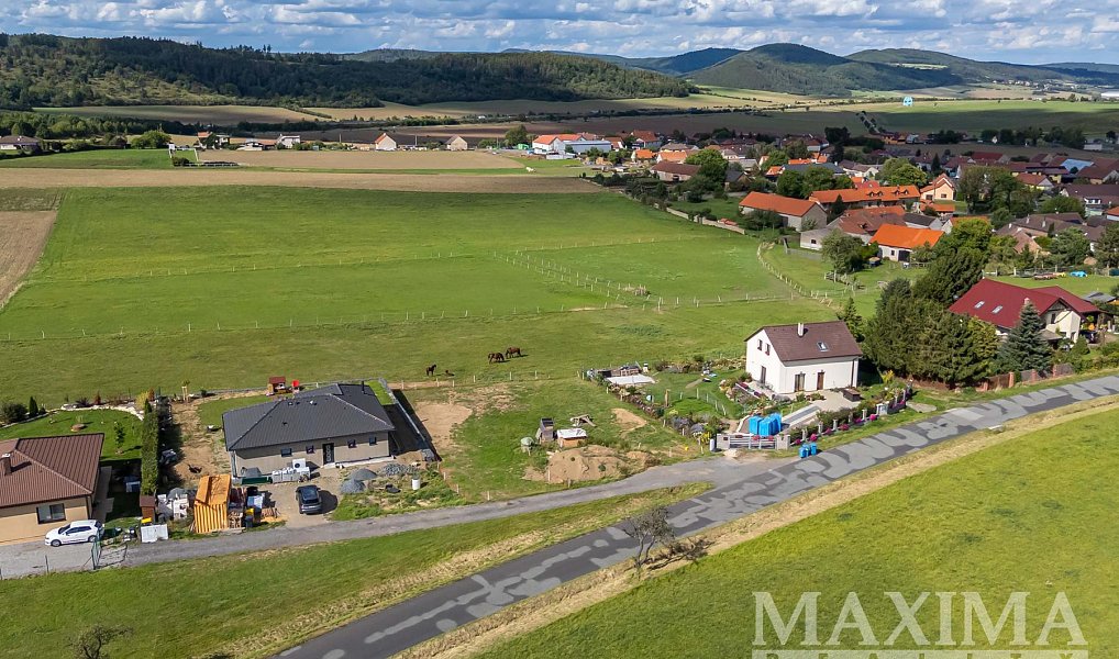 Prodej stavebního pozemku 1 000 m², Chlustina – náhled fotky 9