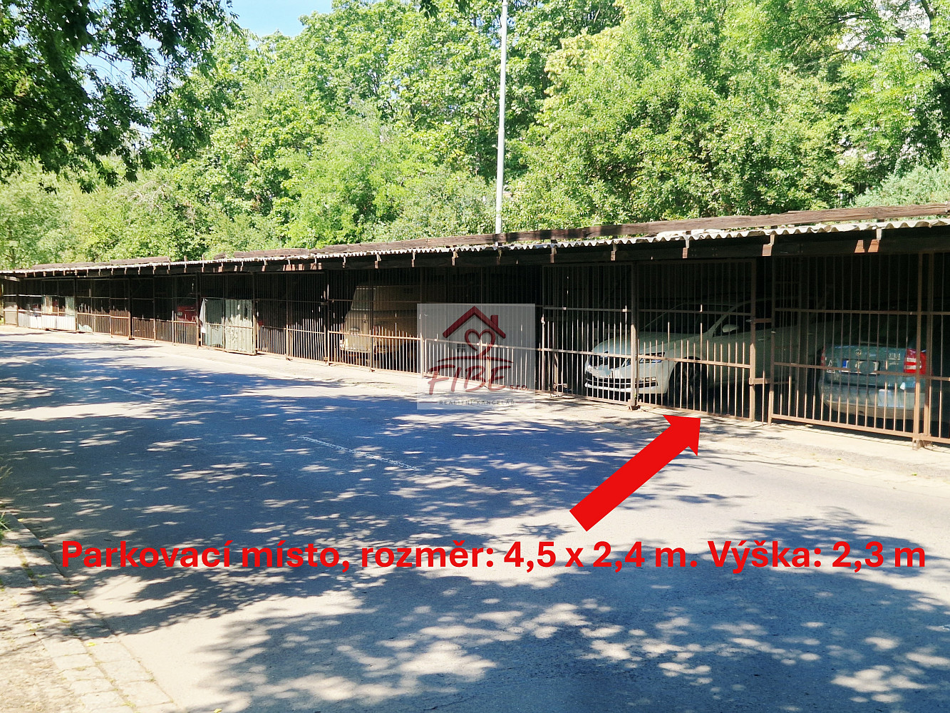 V rovinách, garážové stání pod uzavřením