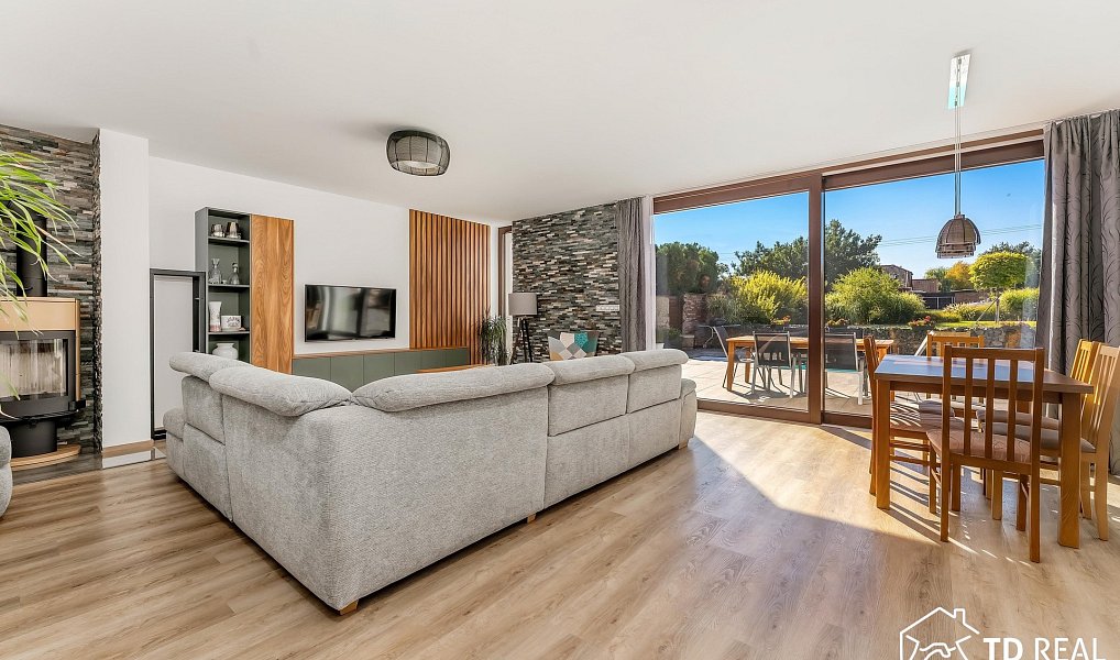 Prodej domu 207 m² s pozemkem 1 077 m², Syrovice – náhled fotky 2