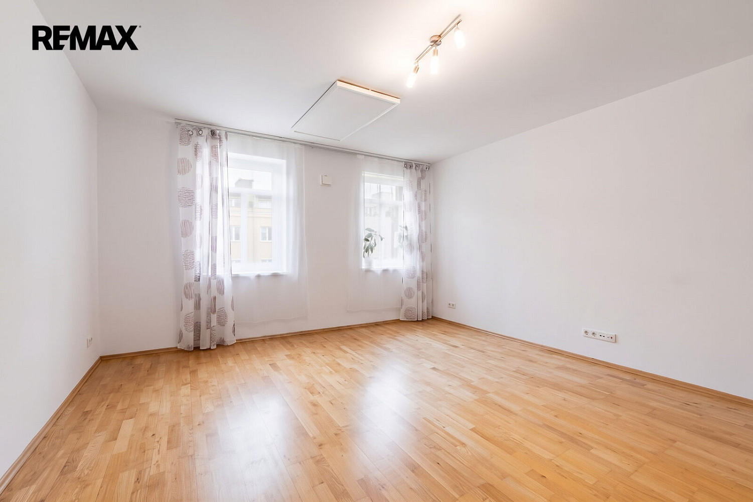 Pronájem bytu 2+kk 68 m² – fotografie 2