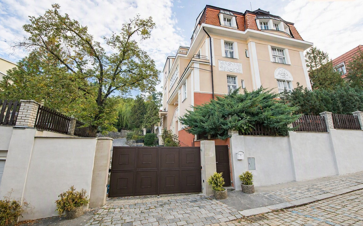 Pronájem domu 640 m² s pozemkem 1 645 m²