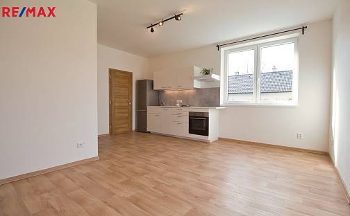Pronájem bytu 1+kk 32 m², Hřbitovní, Libčice nad Vltavou, okres Praha-západ