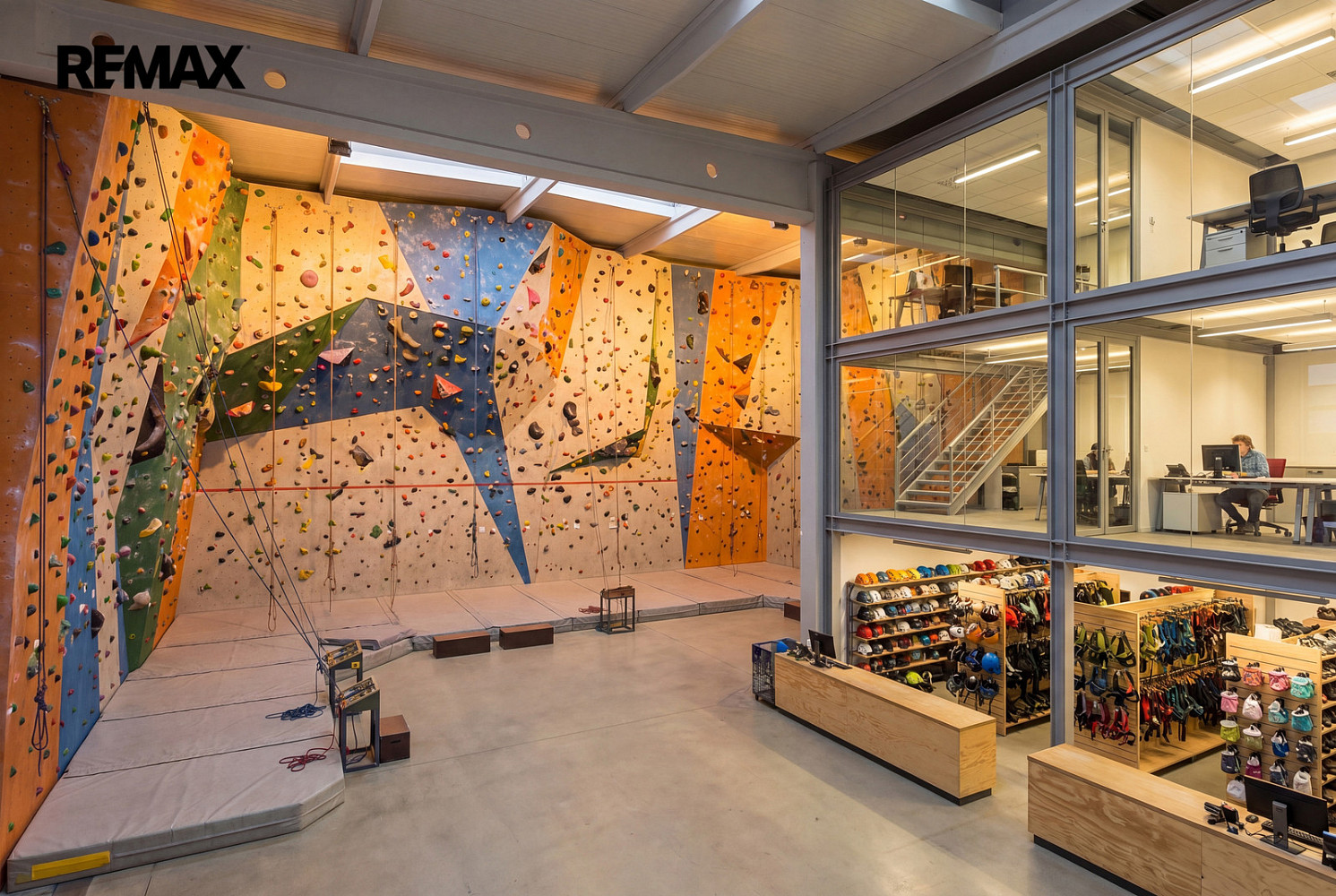 Pronájem obchodních prostor 1 800 m² – pohled 2
