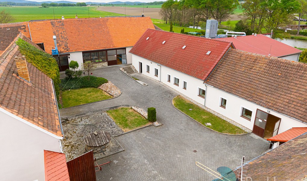 Prodej výrobních prostor 1 075 m², Babice – náhled fotky 4