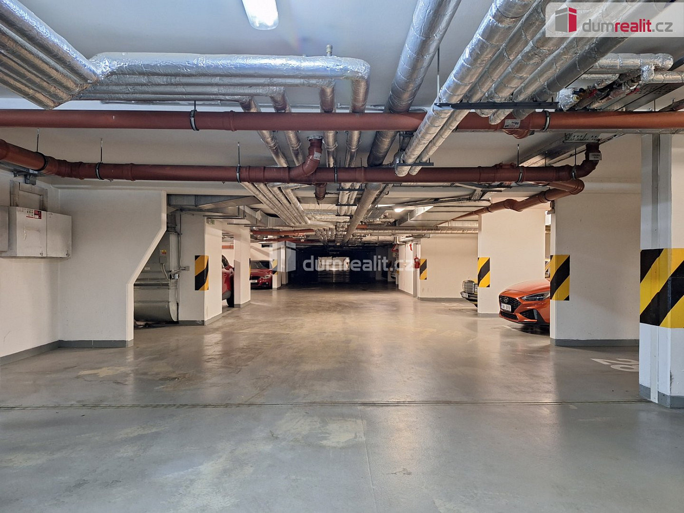 Pronájem garážového stání 12m2 P10 Názovská – fotografie 2