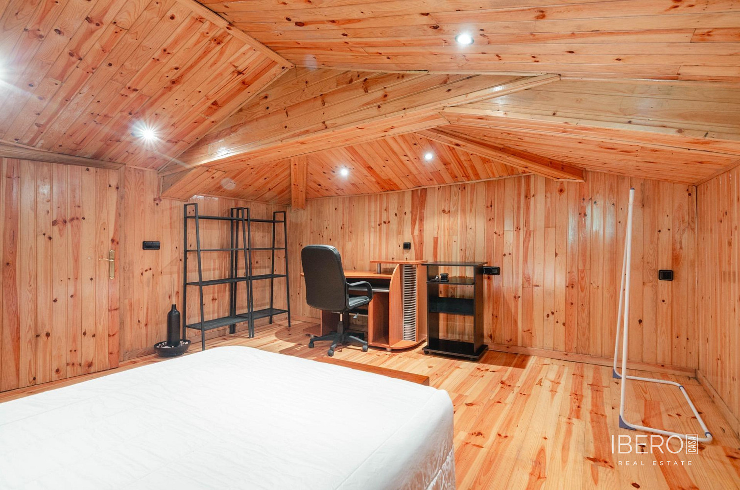 Prodej domu 2 800 m² s pozemkem 2 577 m² — photo 2