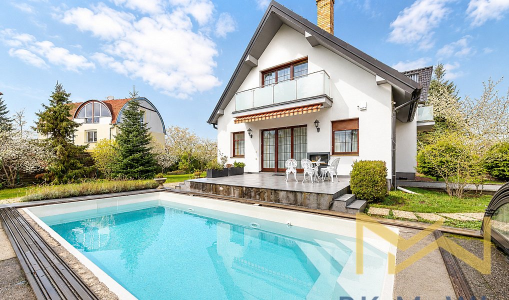 Pronájem domu 253 m² s pozemkem 900 m², Praha – fotka 1 z 10