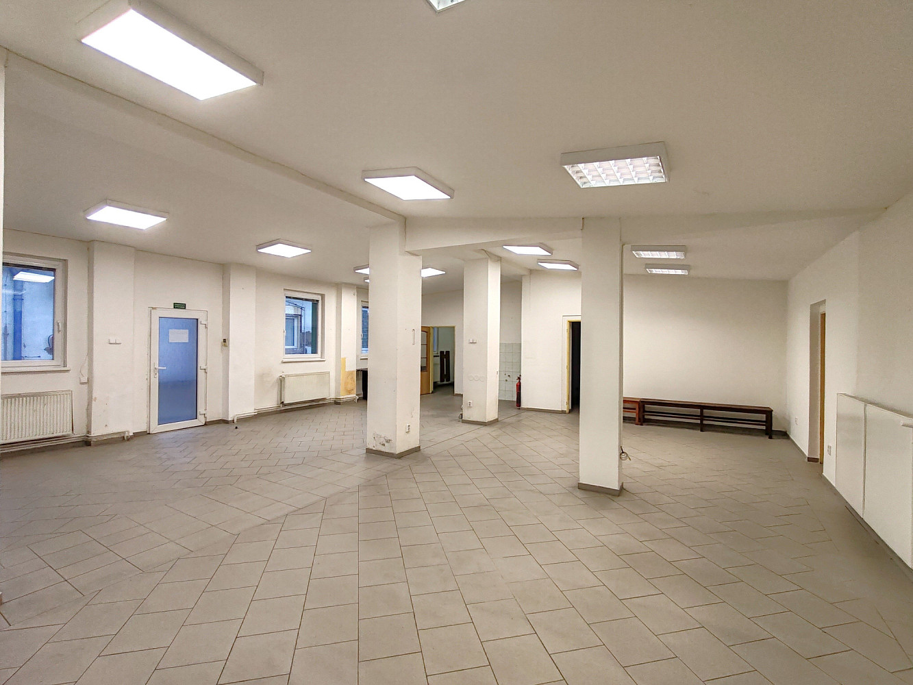 Pronájem obchodních prostor 215 m² — photo 2