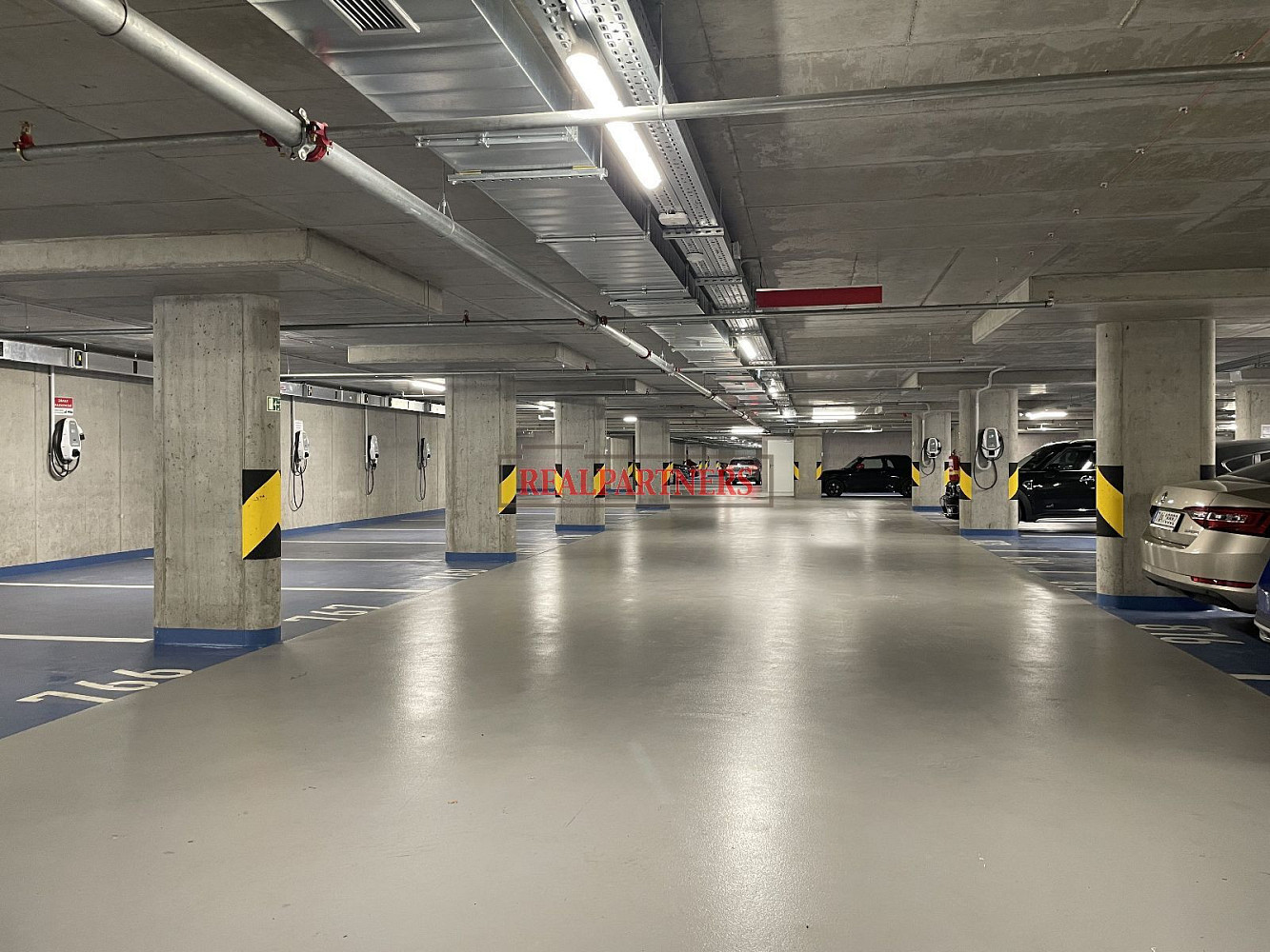 Zcela nové garážové stání s elektronabíječkou z r.2024 u vjezdu/výjezdu garáží p – pohled 4