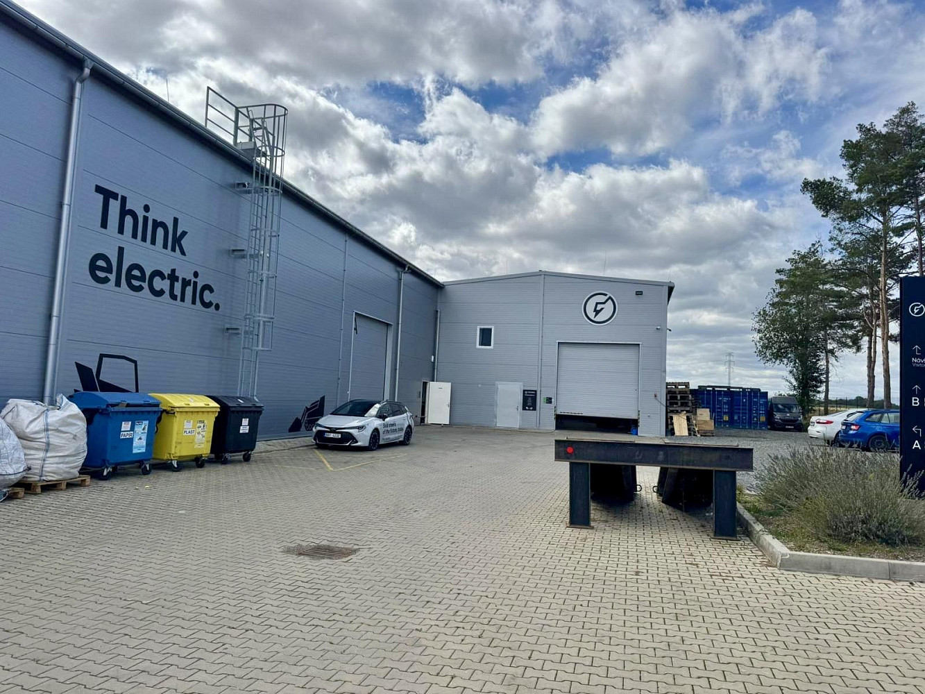 Pronájem skladovacích prostor 468 m²