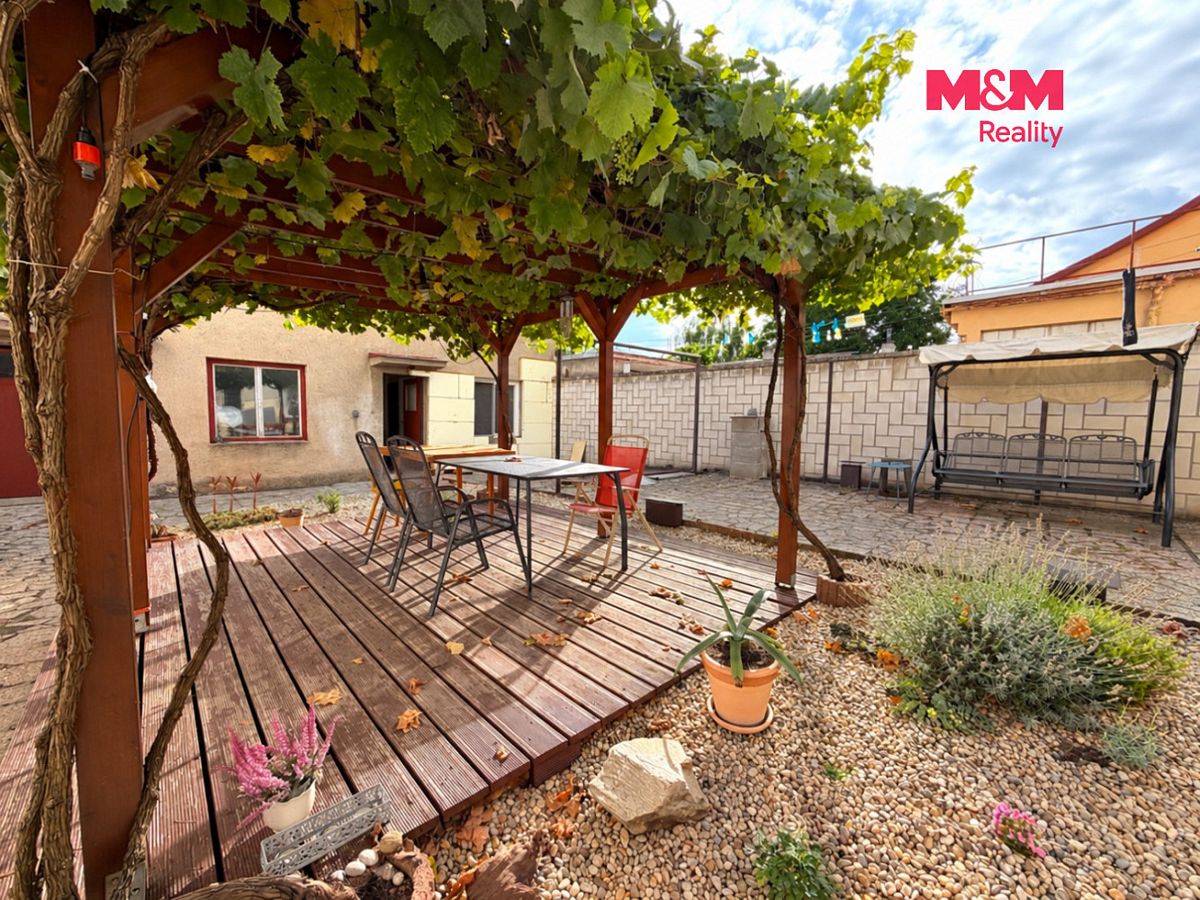 Prodej domu 225 m² s pozemkem 777 m² – fotografie 2
