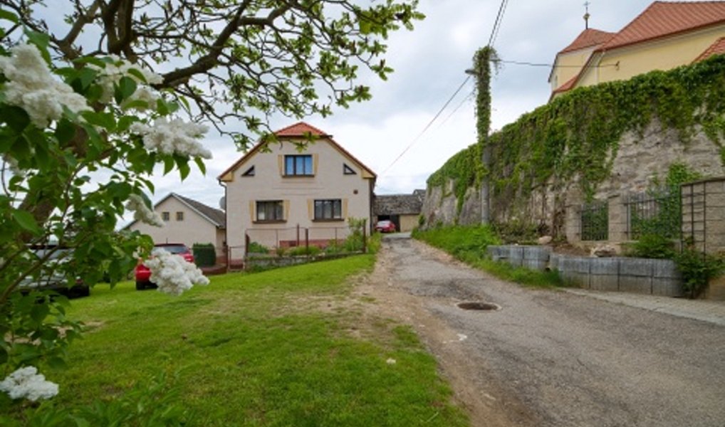 Prodej domu 255 m² s pozemkem 3 631 m², Divišov – náhled fotky 2