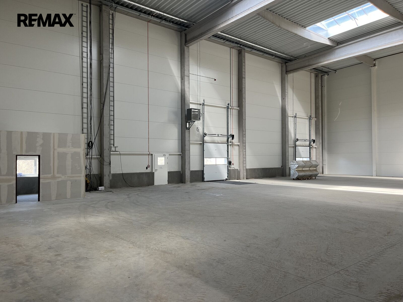 Pronájem skladovacích prostor 1 169 m² – fotografie 3
