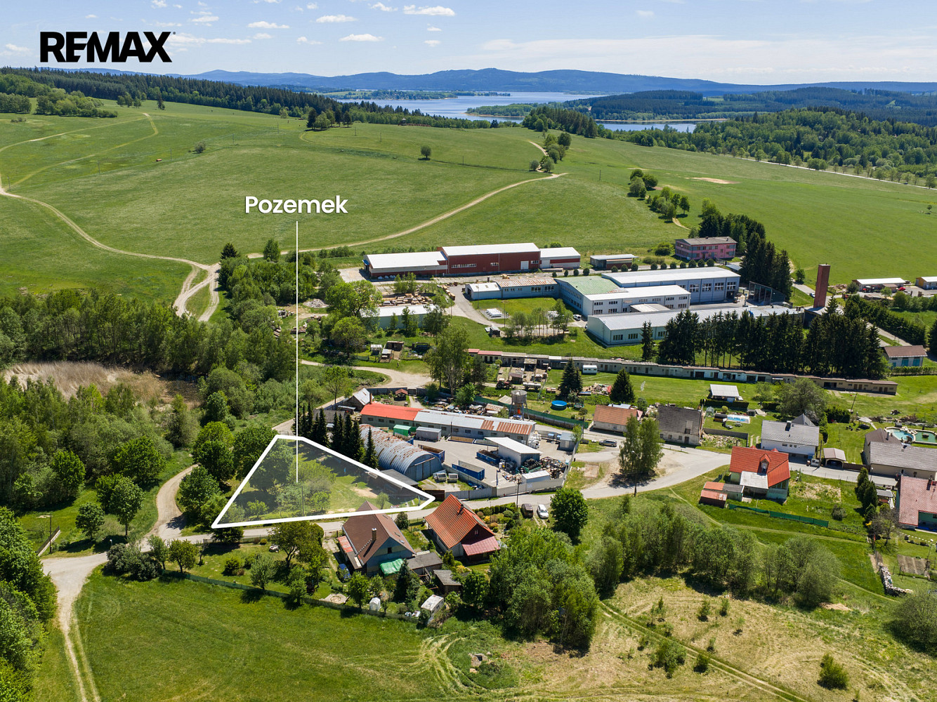 Prodej stavebního pozemku 1 408 m² – pohled 3