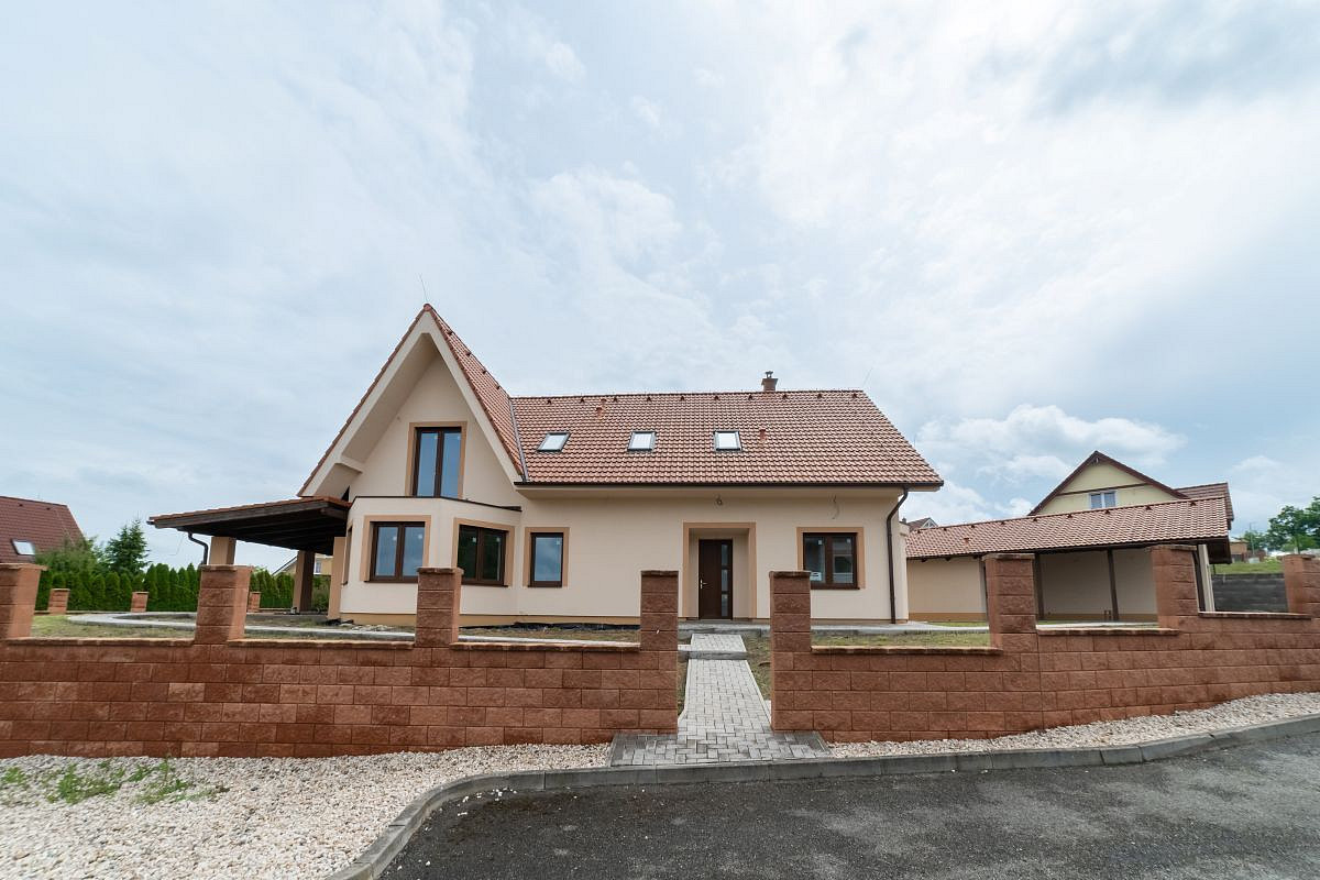 Prodej domu 218 m² s pozemkem 1 043 m²