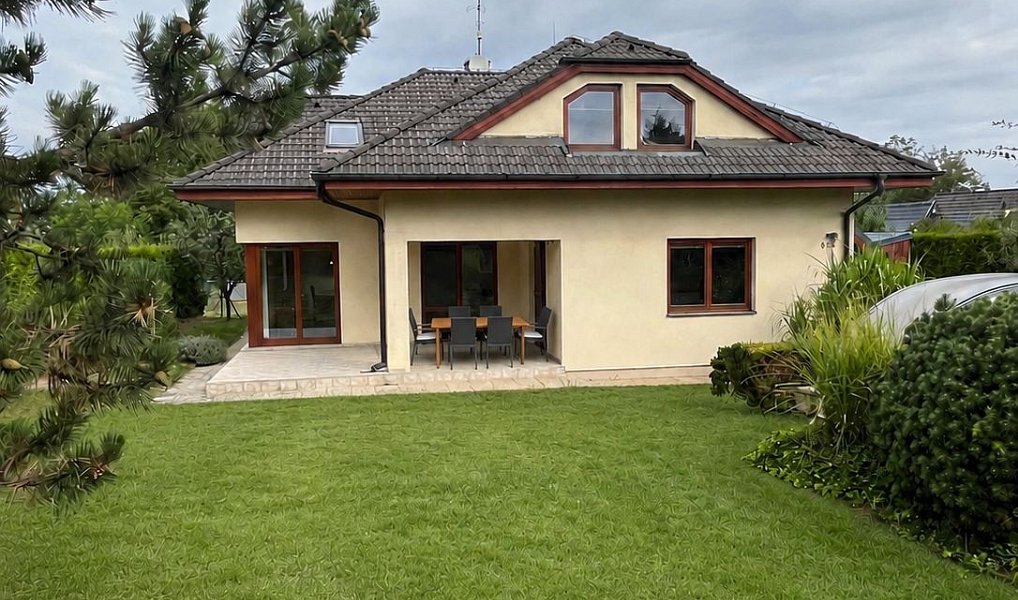 Prodej domu 270 m² s pozemkem 654 m², Jesenice – fotka 1 z 25