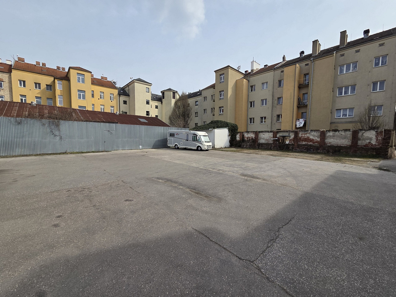 Parkovací místo pro karavan - komárov