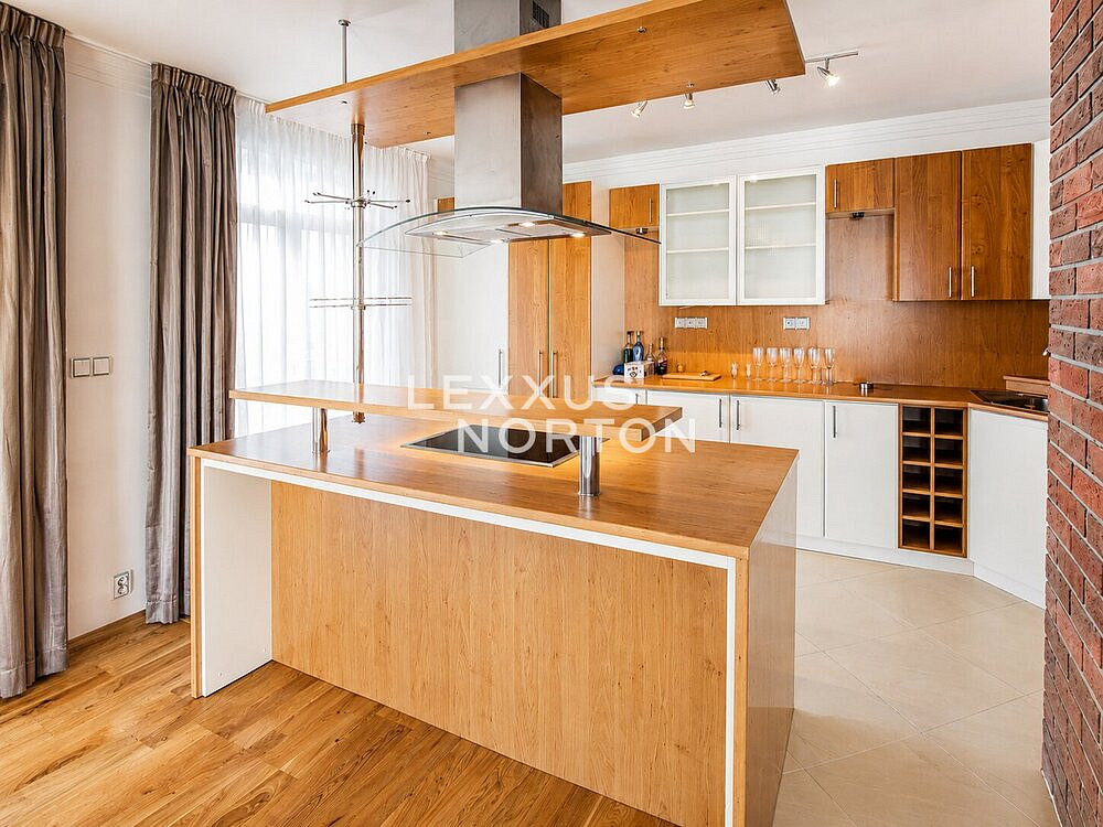 Pronájem domu 350 m² s pozemkem 800 m² — photo 2