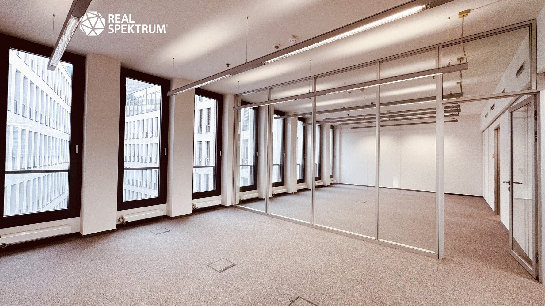 Pronájem kanceláře 671 m² – fotografie 2