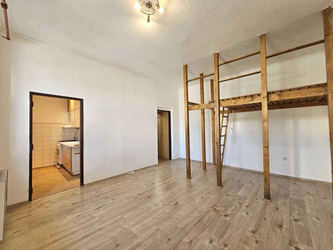 Pronájem bytu 1+1 32 m² – fotografie 3