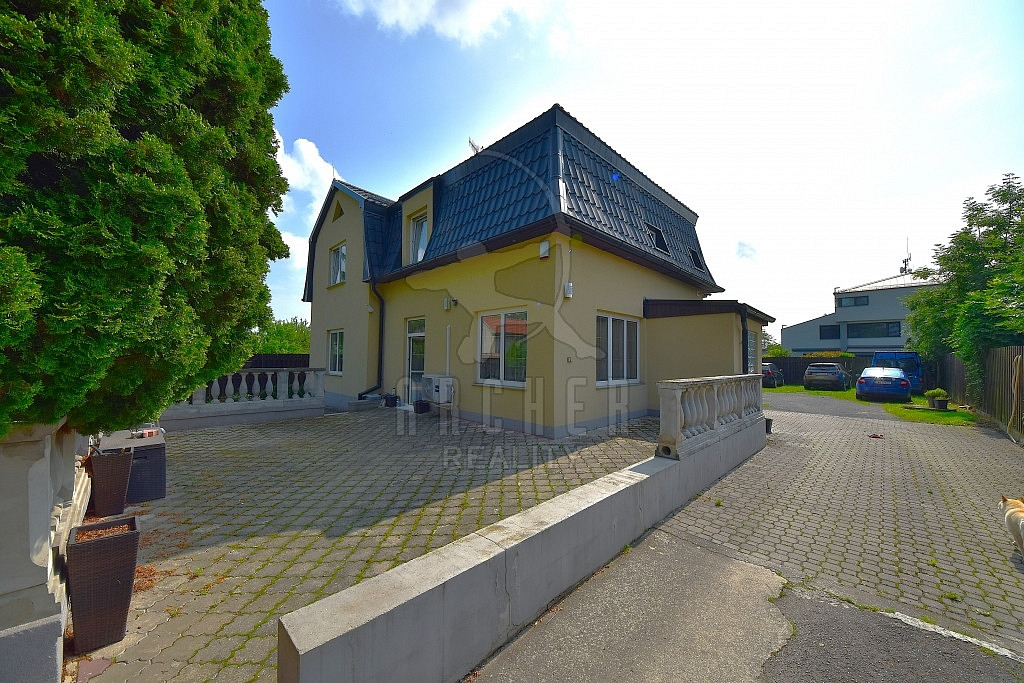 Prodej domu 247 m² s pozemkem 1 230 m²