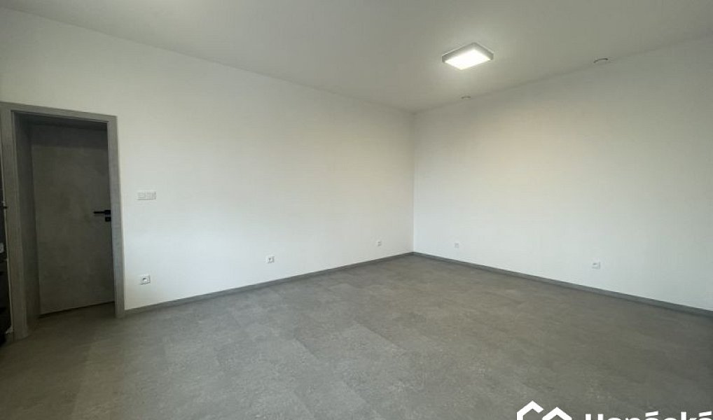 Pronájem bytu 1+kk 29 m², Hulín – náhled fotky 10