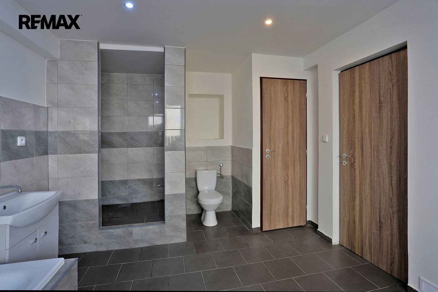 Prodej domu 200 m² s pozemkem 213 m² – fotografie 2