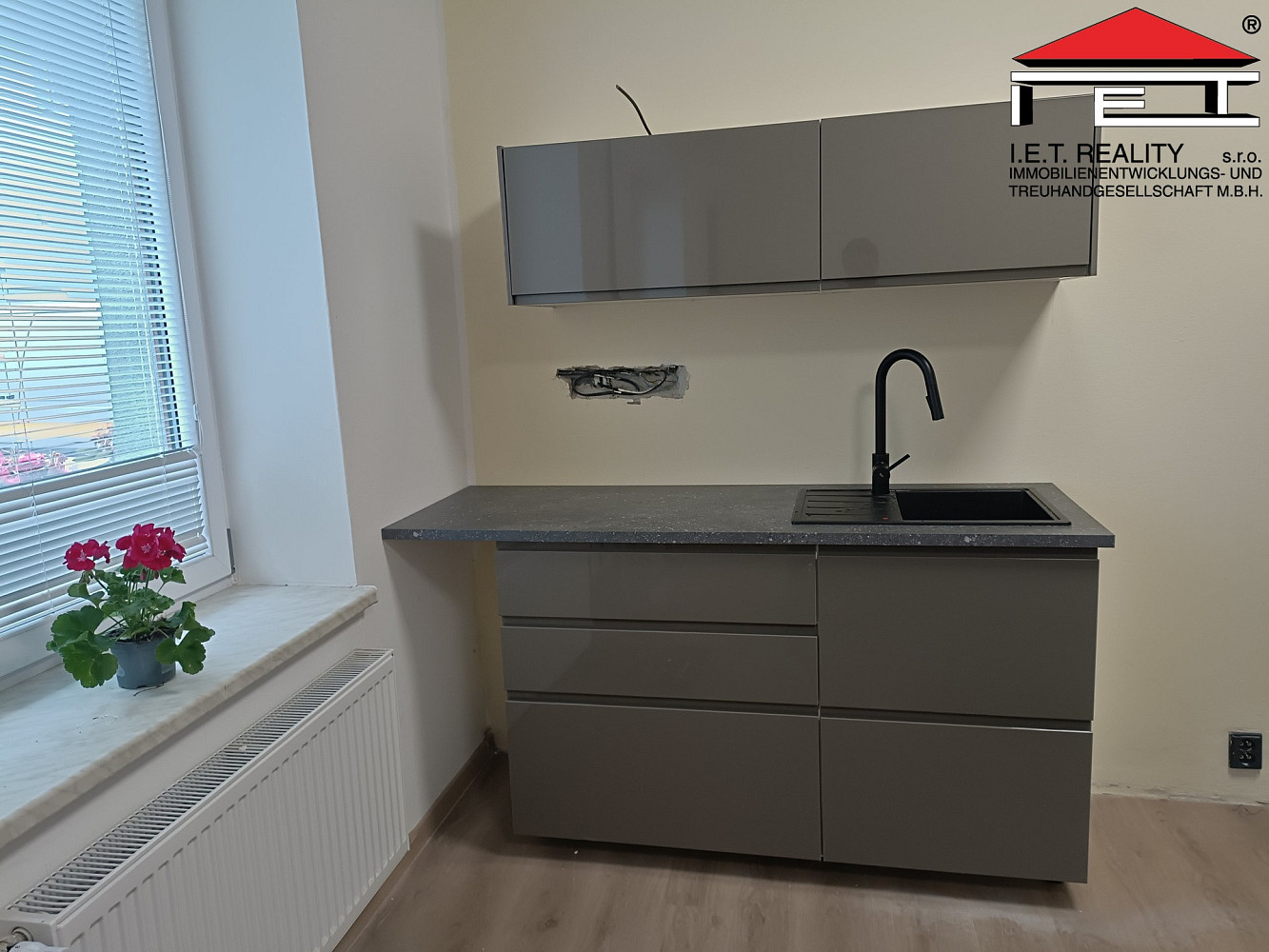 Pronájem kanceláře 42 m² — photo 2
