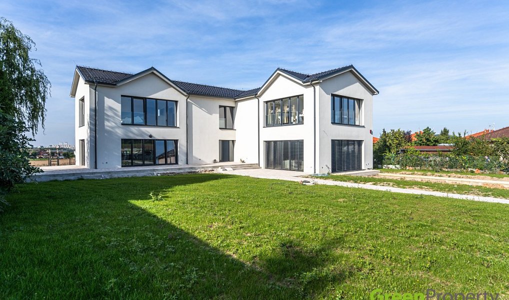 Prodej domu 515 m² s pozemkem 1 200 m², Jesenice – fotka 1 z 30