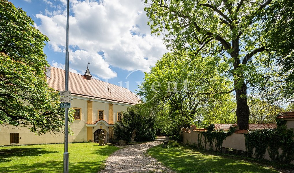 Prodej domu 2 500 m² s pozemkem 6 302 m², Třebotov – náhled fotky 4