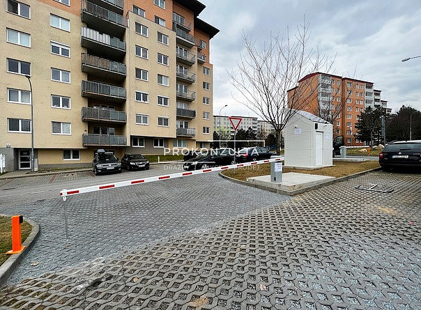 Parkovací stání brno líšeň, ulice sedláčkova — photo 4