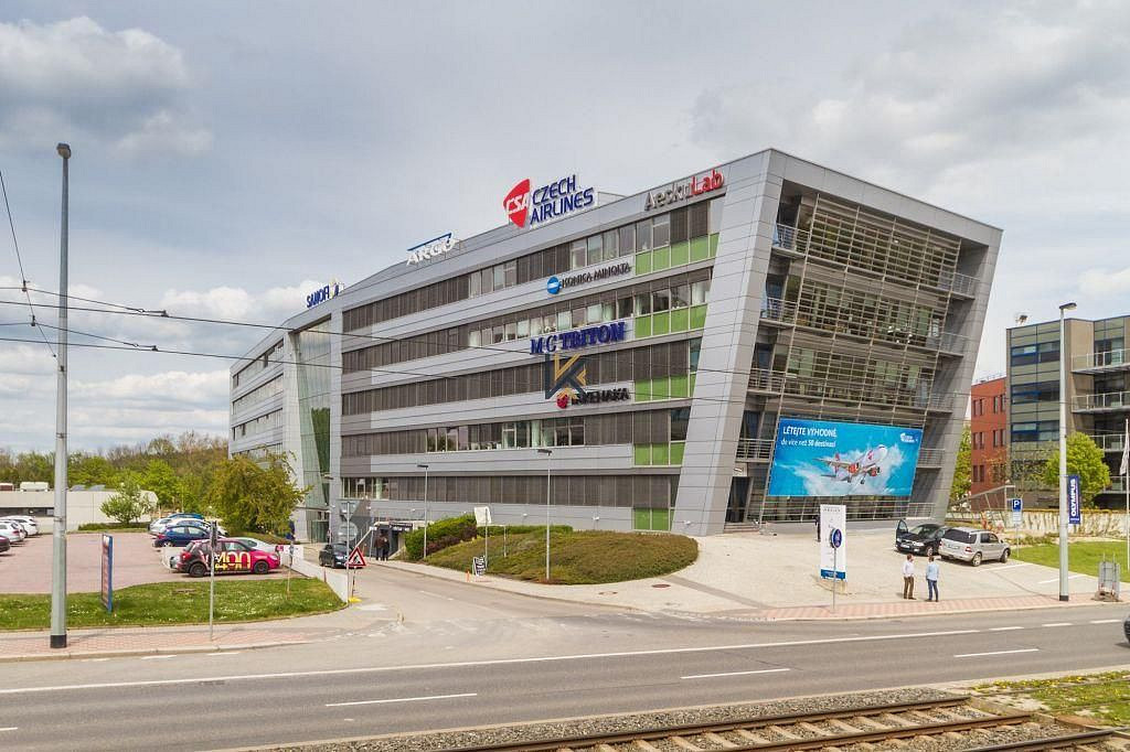 Pronájem kanceláře 2 200 m²