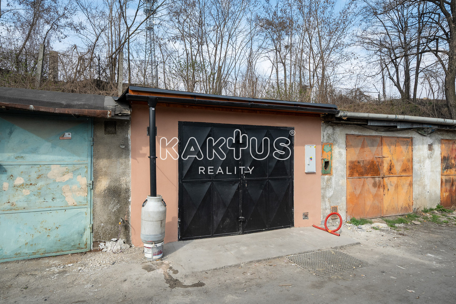 Zrekonstruovaná garáž s elektřinou v žádané lokalitě