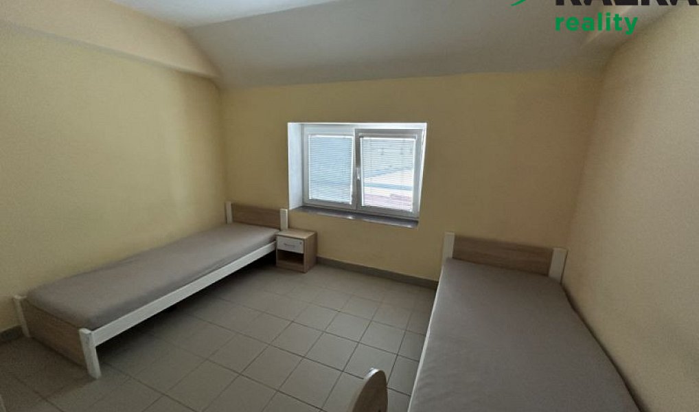Pronájem ubytovacího objektu 1 400 m², Sytno – náhled fotky 2