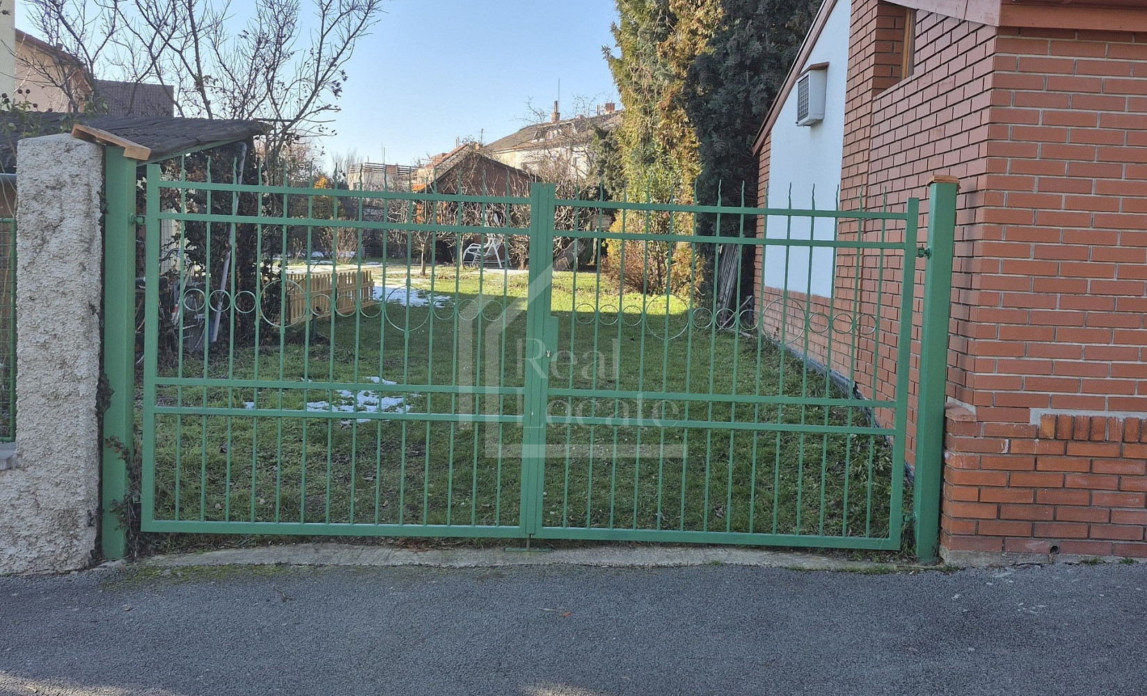 Pronájem venkovního parkovacího stání uzavřený areál, Praha 3 (ul. Pod Vrcholem)