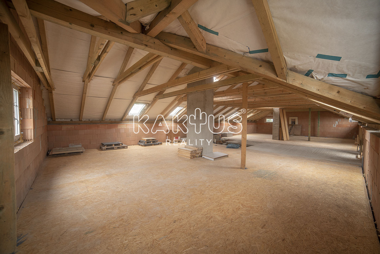 Pronájem komerčního objektu (jiného typu) 180 m² — photo 3
