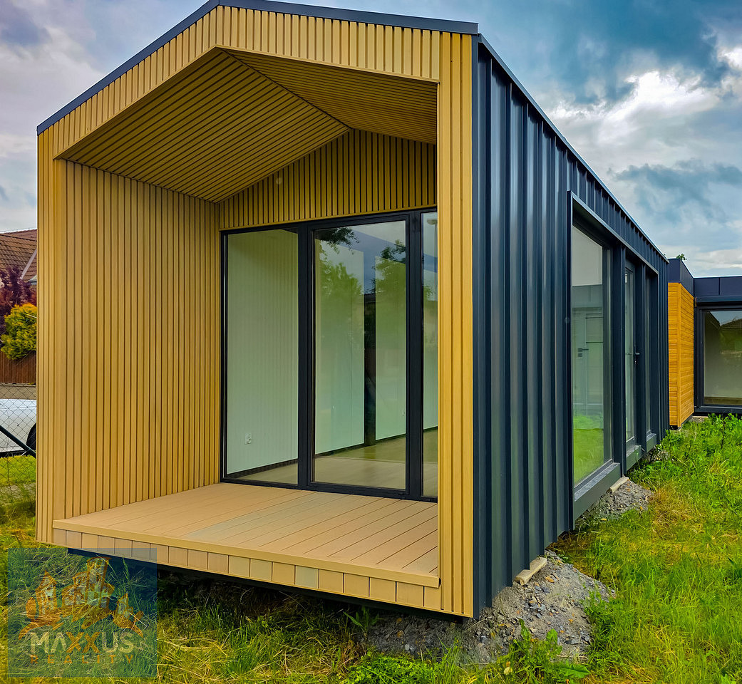 Modulový prefabrikovaný zateplený domek se sedlovou střechou a terasou