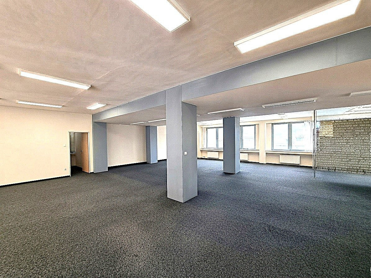 Pronájem kanceláře 321 m² – fotografie 5