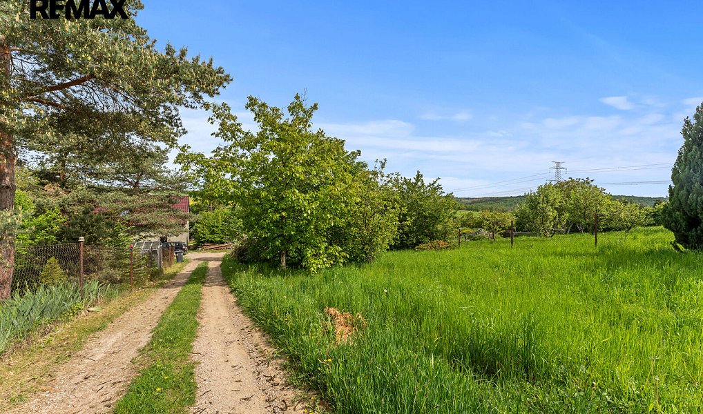 Prodej stavebního pozemku 950 m², Mořina – náhled fotky 14