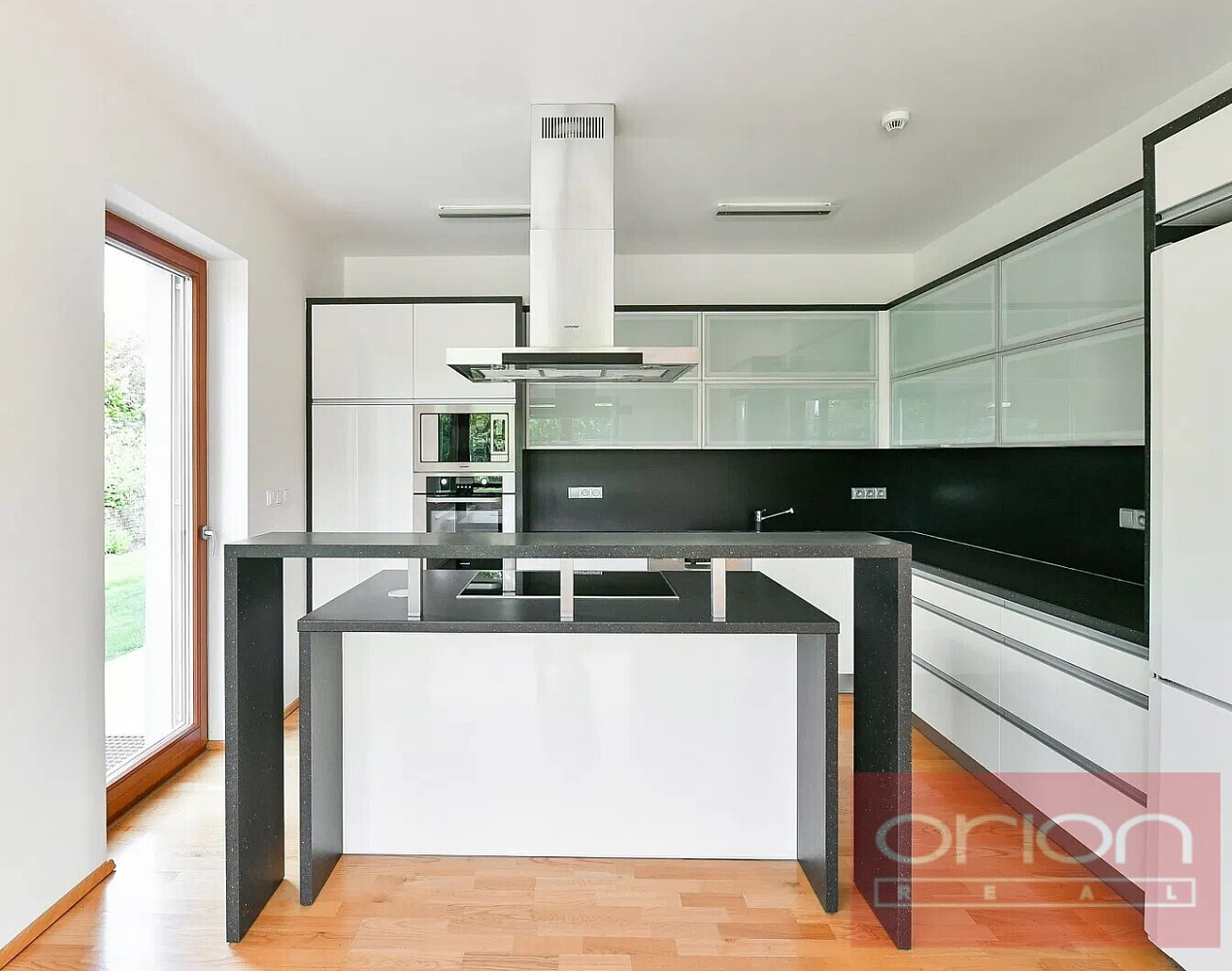 Pronájem domu 360 m² s pozemkem 773 m² — photo 2