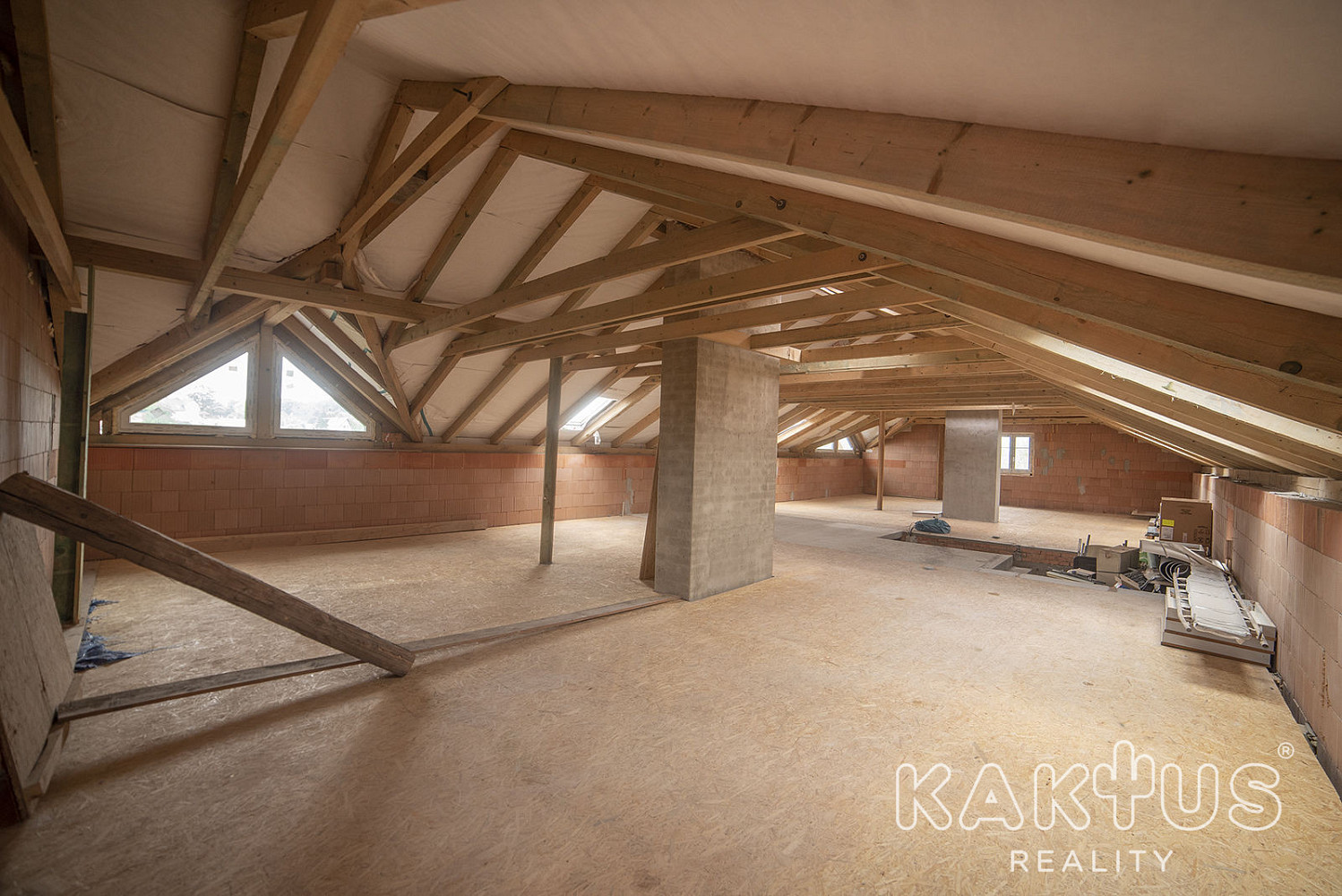 Pronájem komerčního objektu (jiného typu) 180 m² – fotografie 5