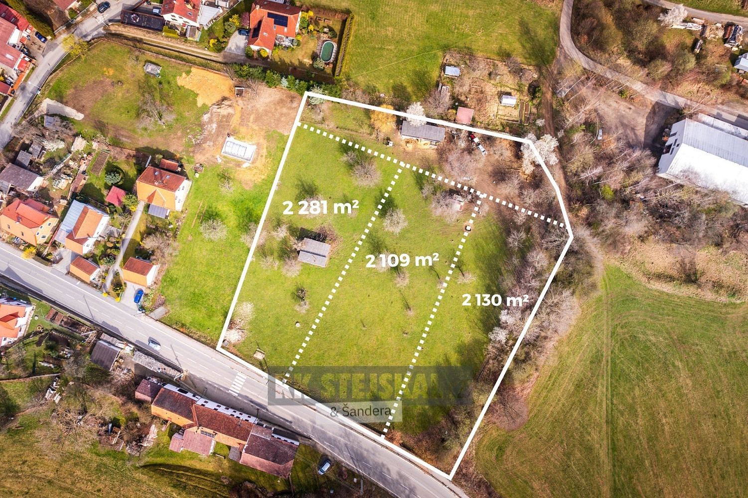 Prodej stavebního pozemku 2 109 m² – pohled 2