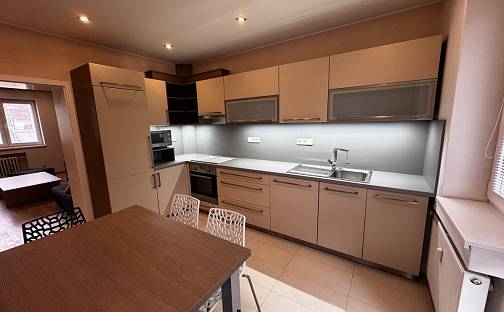 Pronájem bytu 2+1 60 m², třída Tomáše Bati, Zlín