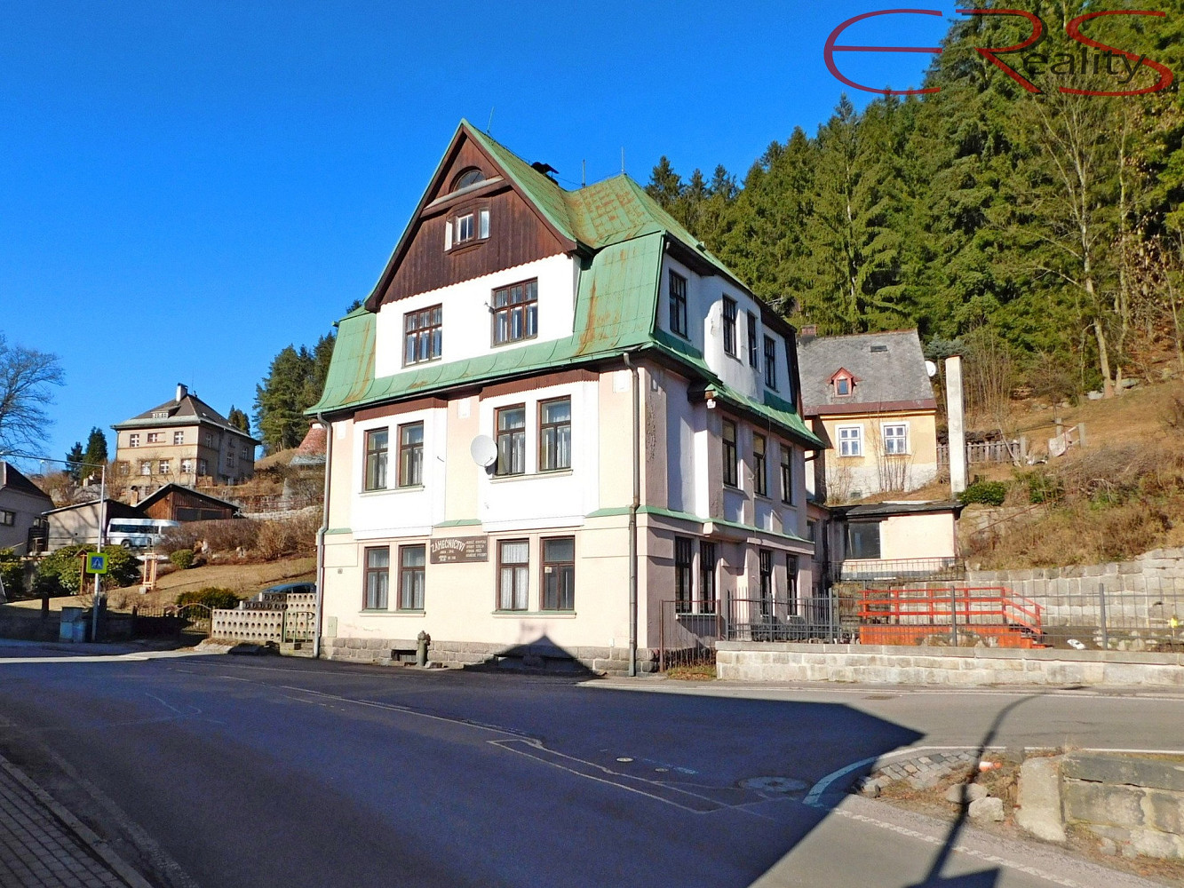 Prodej domu 250 m² s pozemkem 1 221 m²