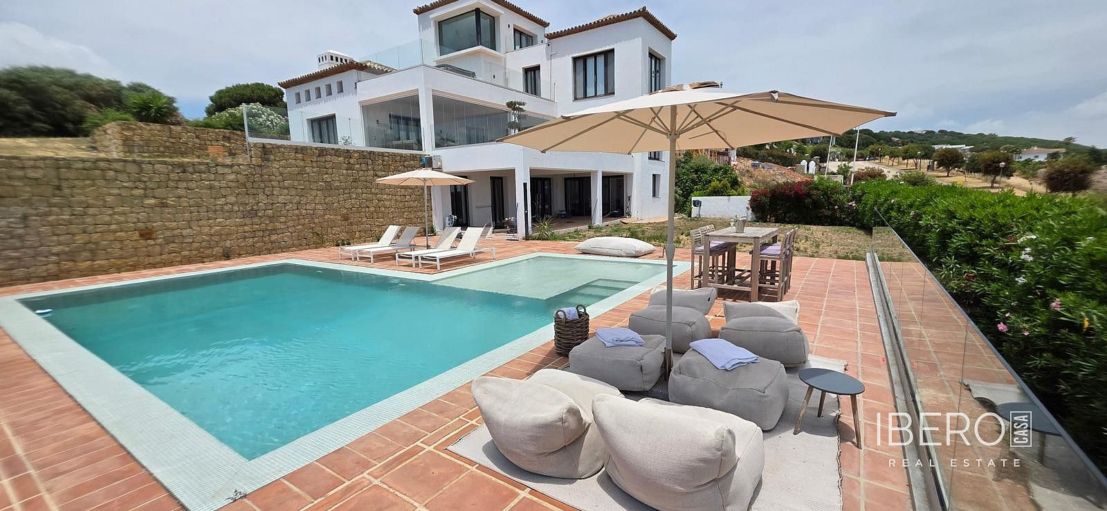 Prodej domu 725 m² s pozemkem 2 093 m²