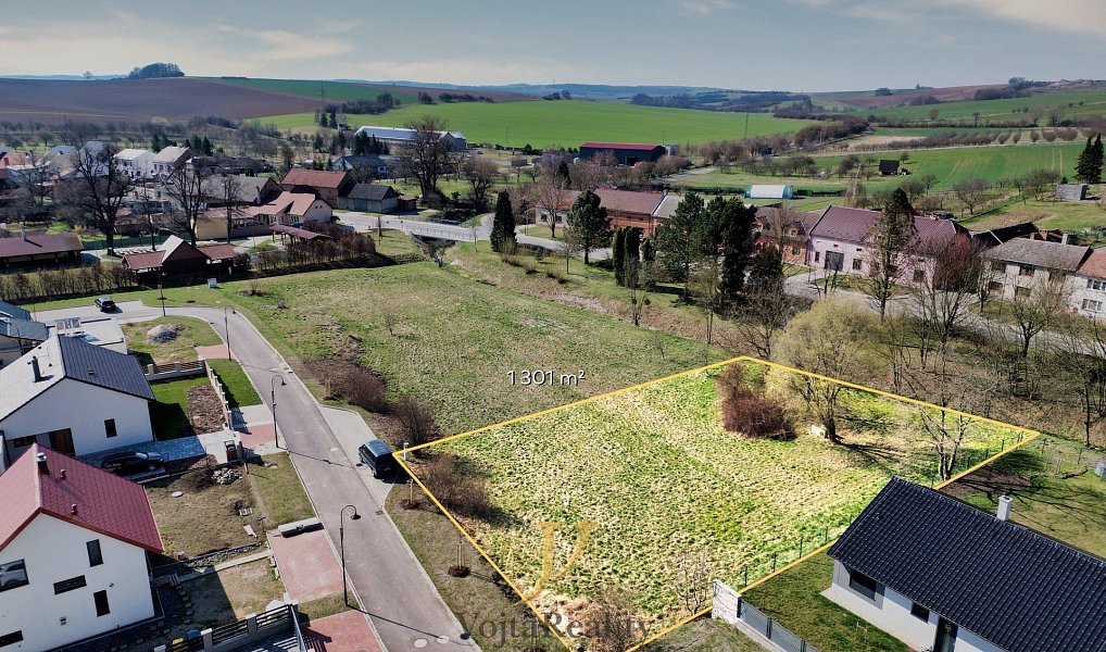 Prodej stavebního pozemku 1 301 m², Hradčany – náhled fotky 2