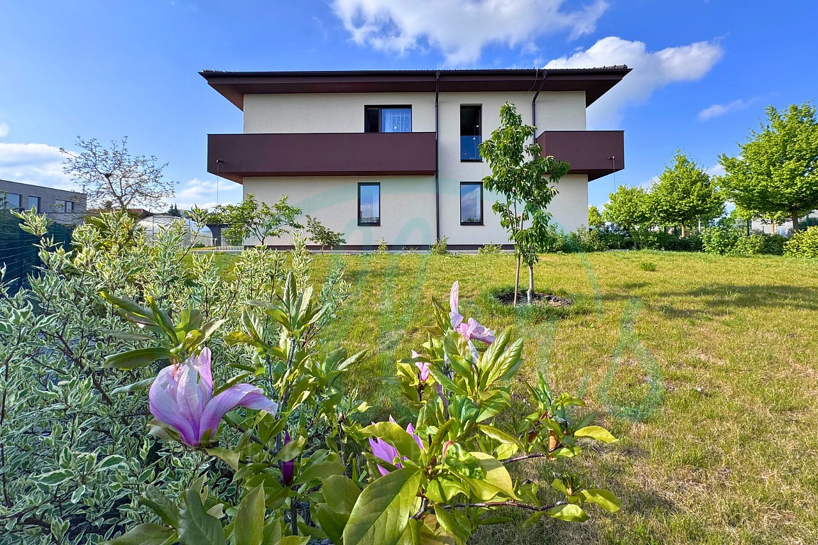 Pronájem domu 244 m² s pozemkem 972 m² – pohled 3