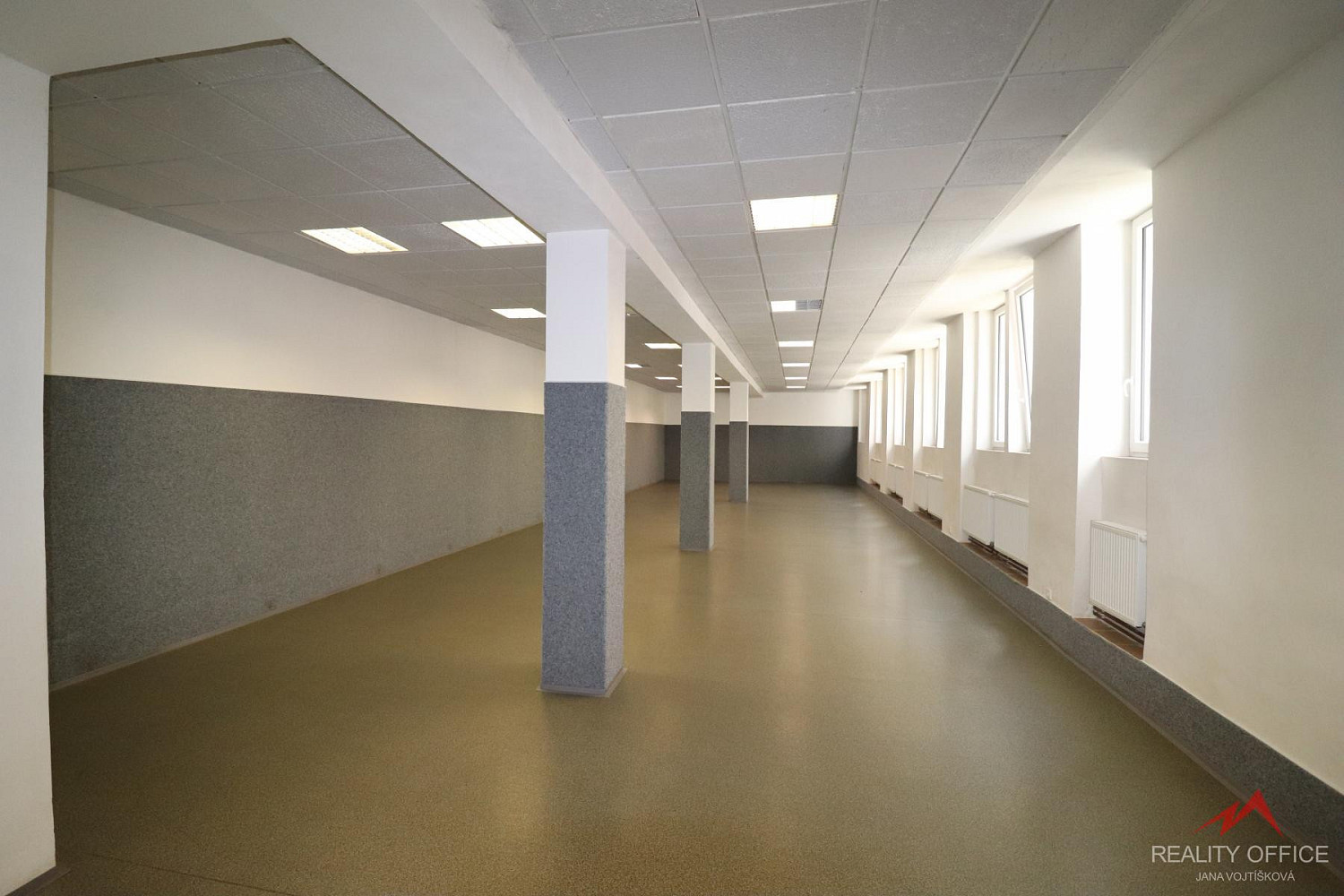 Pronájem komerčního objektu (jiného typu) 373 m²