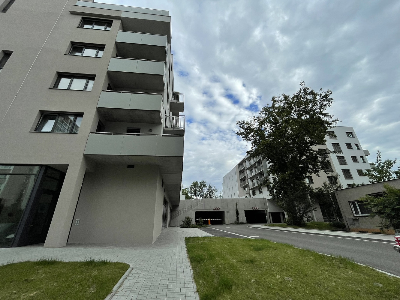 Pronájem - široké garážové/parkovací stání 18m2, parkovací dům prokopka, zelené předměstí, pardubice — photo 3